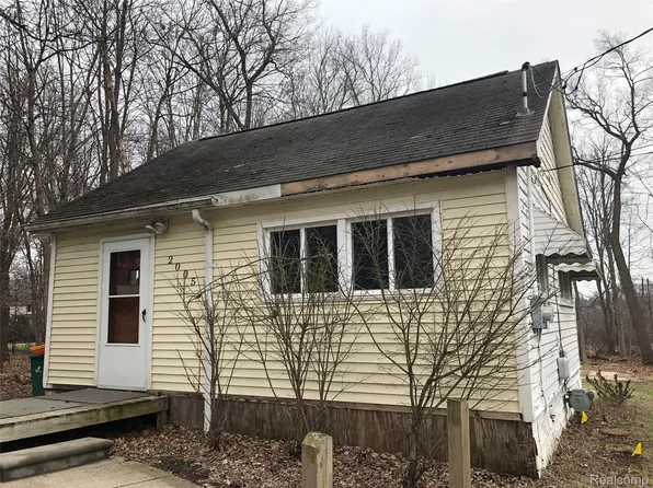 2005 Fairfield Ave, Wixom, MI 48393