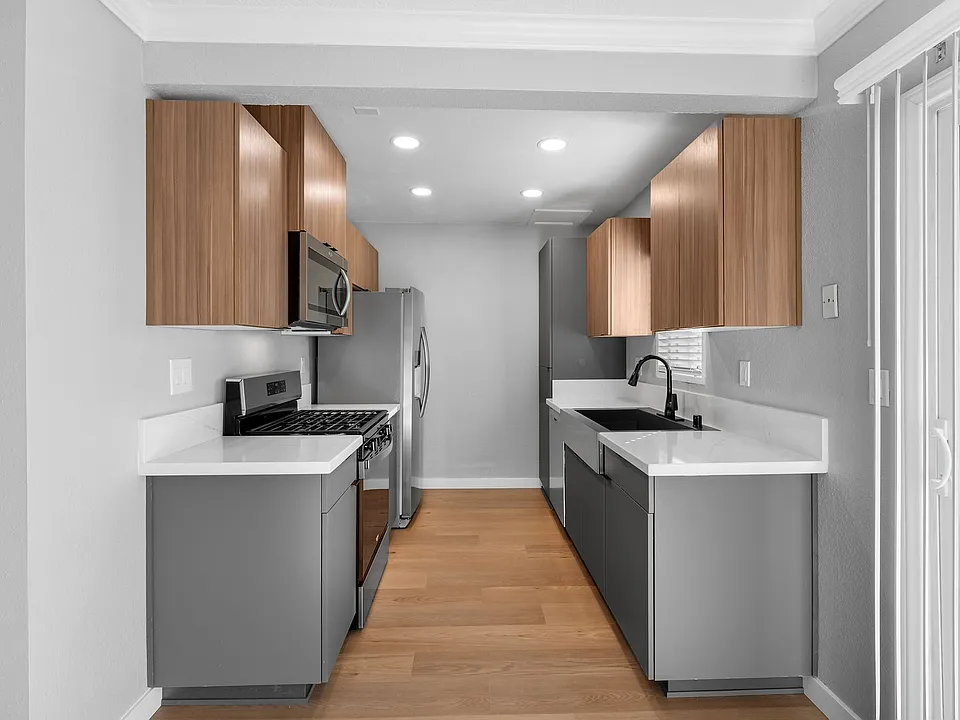 Yorba Linda Pines Apartments