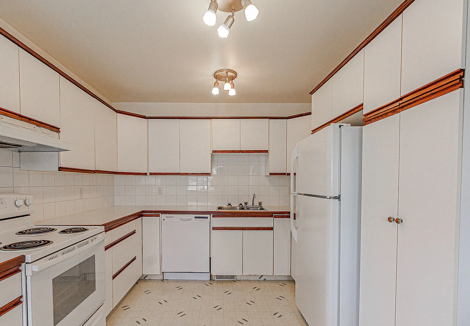 Strathmore 3 Bed/1 Bath Upper 4-Plex W/ Laundry — Photo 4