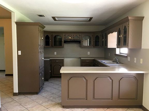 4th image of 2203 Fresno St