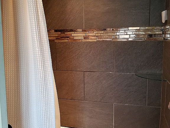 Tiled shower/tub