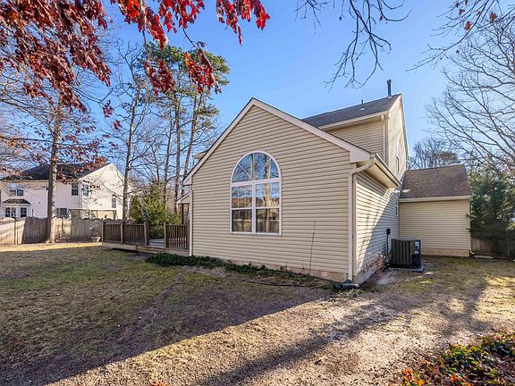 4th image of 105 Shady Oak Dr