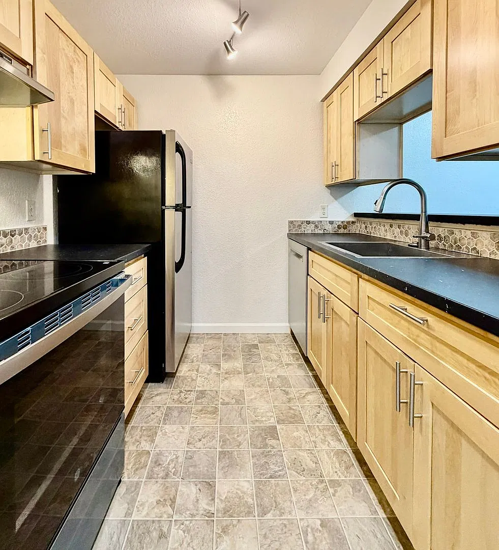 2 Bed 1 Bath Redmond Education Hill neighborhood Condo $1995 per/mo — Photo 2