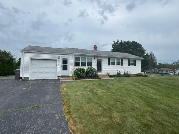 1 Squantum Ct, Middletown, RI 02842