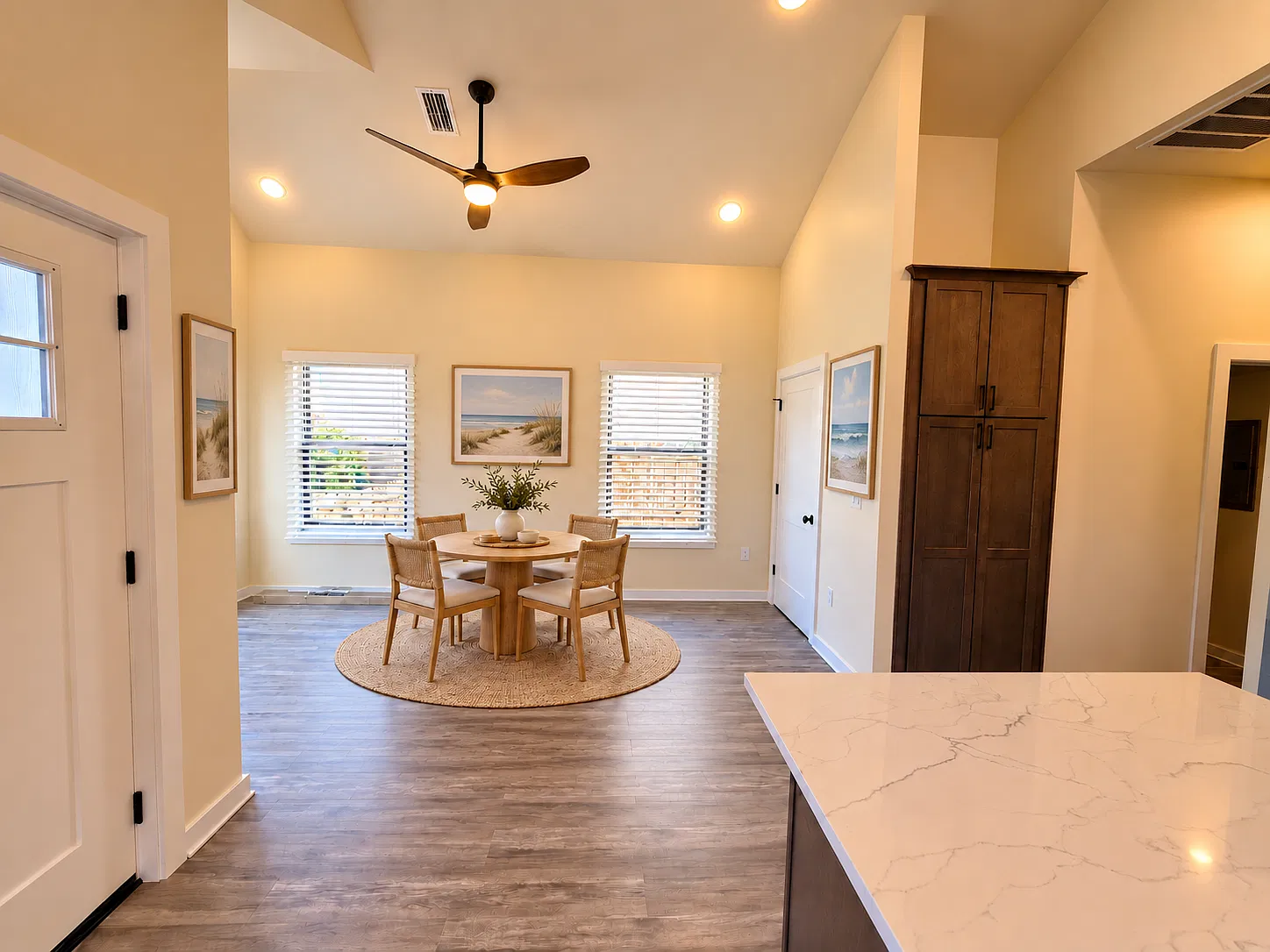 3 bed, 1000 sqft, $2,400 — Photo 2