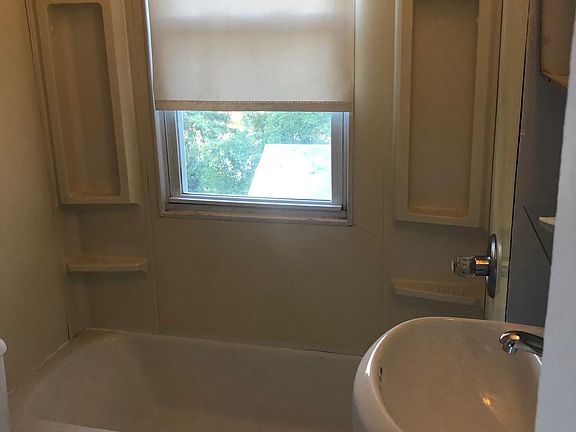 Bathroom (different view)