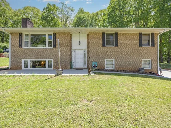 2914 Rhonswood Dr, Tobaccoville, NC 27050