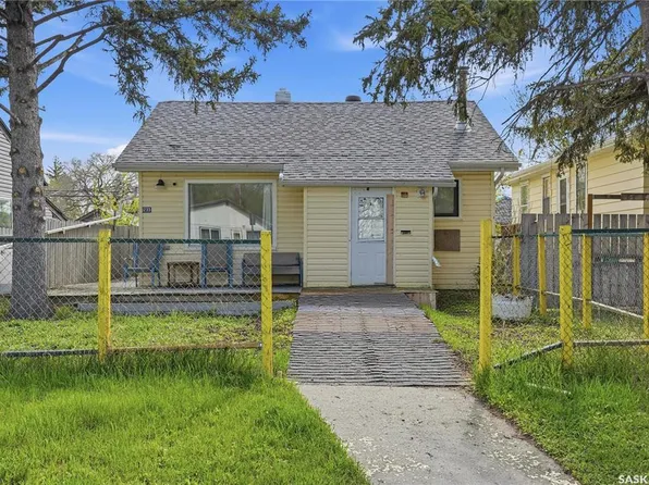 1233 QUEEN STREET, Regina, SK S4T 4B5