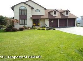 15 Kimberly Dr, Dallas, PA 18612