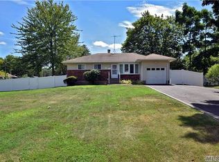 12 8th Ave, Brentwood, NY 11717