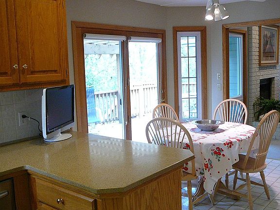 Kitchen eating area