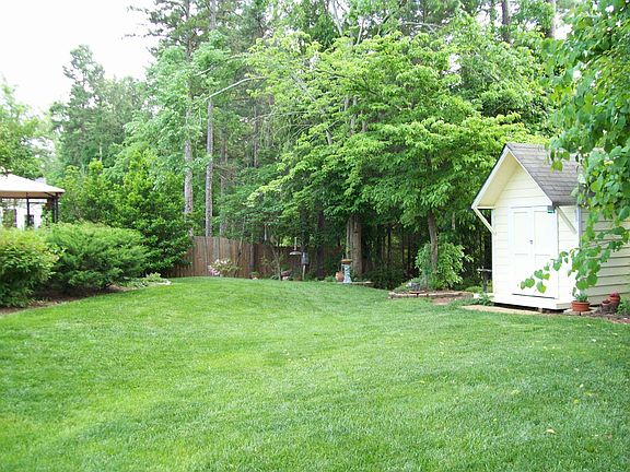 Large rear yard with glen & shed