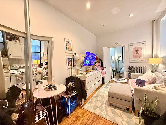 2nd image of 179 Mulberry St APT 1B