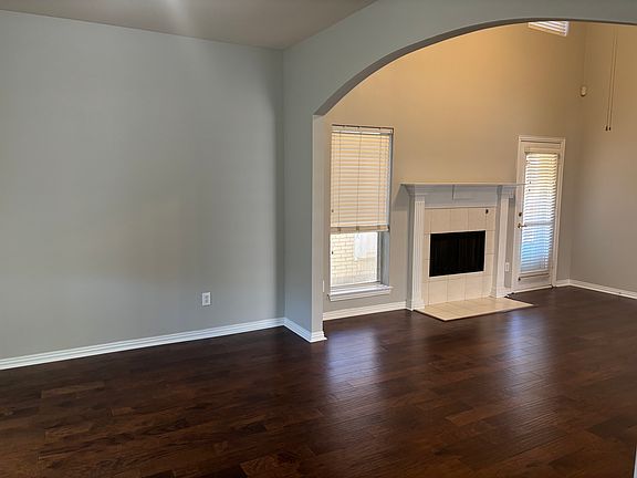 3rd image of 1332 W Branch Hollow Dr