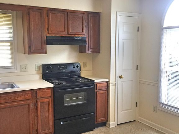 4th image of 404 Eagle Brook Dr #1