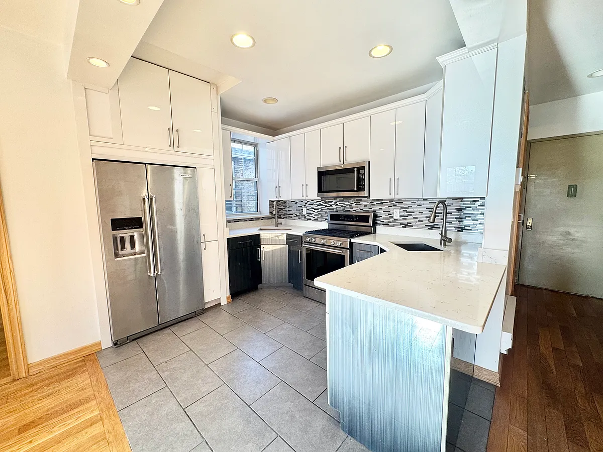 Building Photo - 1240 E 7th St #4