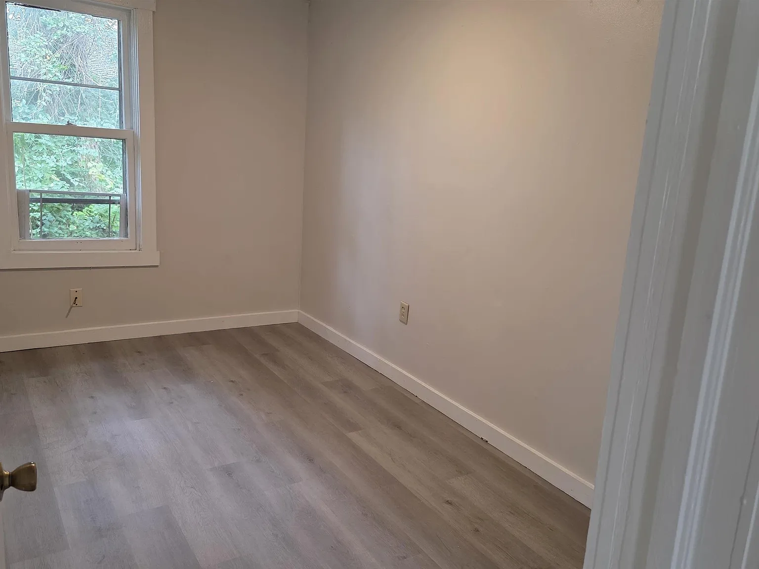 3 bed, 1.0 bath, 938 sqft, $1,375 — Photo 3