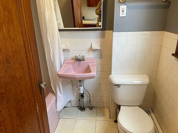 5th image of 1088-1090 Lonsdale Ave #1F
