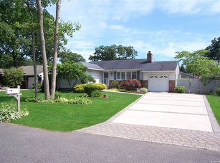 374 Mollie Blvd, Holbrook, NY 11741