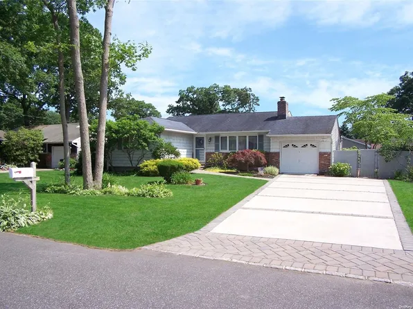 374 Mollie Boulevard, Holbrook, NY 11741