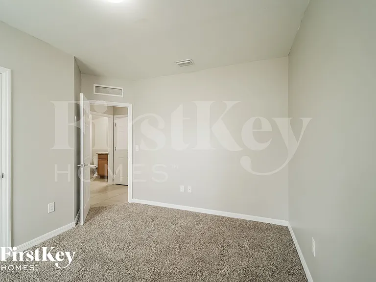 217 NW 9th St — Photo 13