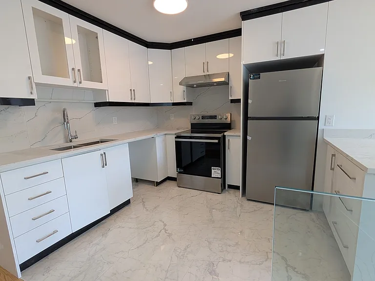 2099 Dufferin St #2 — Photo 21