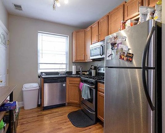 3rd image of 1644 W Greenleaf Ave APT 2S