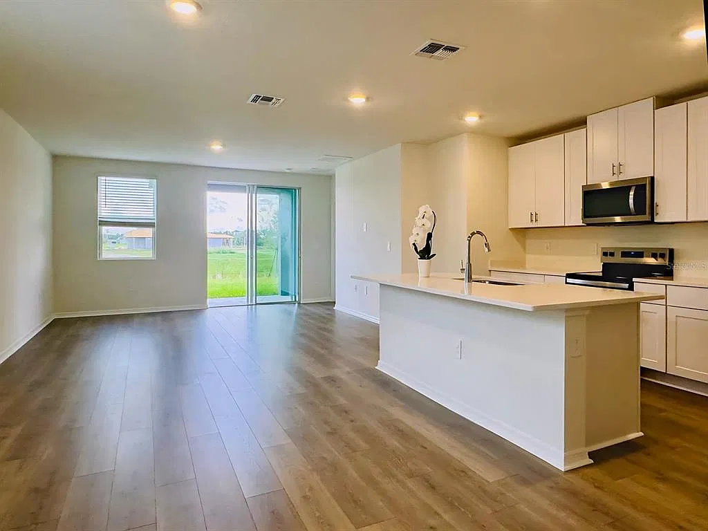 4 bed, 2.5 bath, 2168 sqft, $3,000 — Photo 4