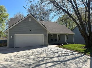 211 NE Clubhouse Dr, Lees Summit, MO 64086