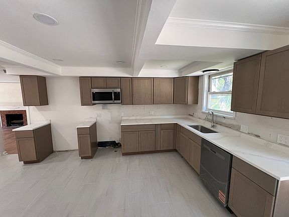 3rd image of 14940 Faust Ave