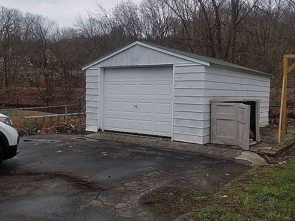 Detached garage 