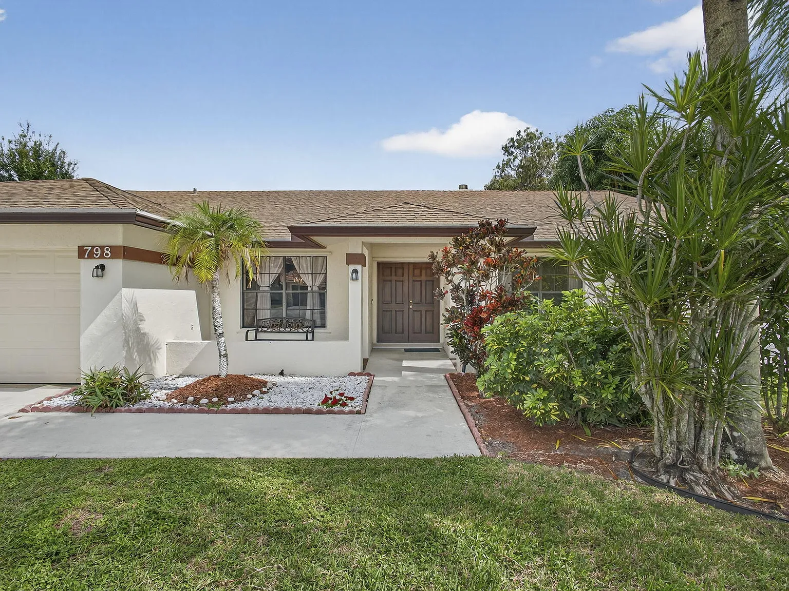 4 bed, 2.5 bath, 2441 sqft, $5,200 — Photo 2