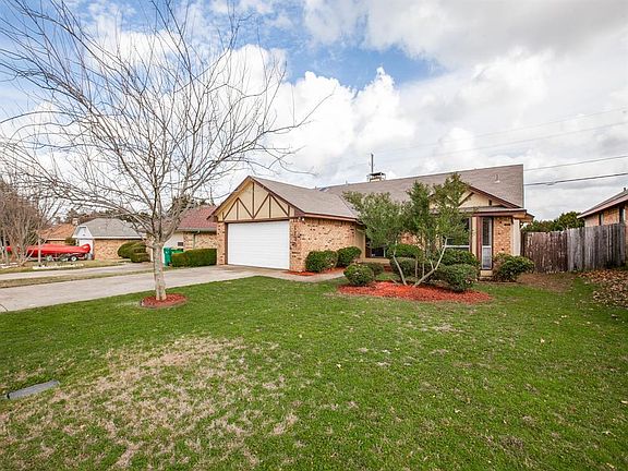 2nd image of 1130 Holly Ln