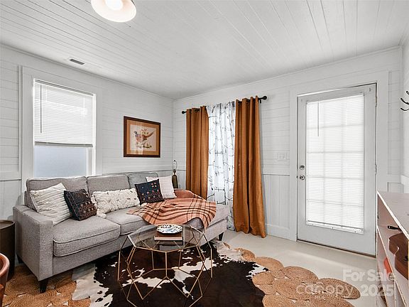 4th image of 291 Camelot Dr