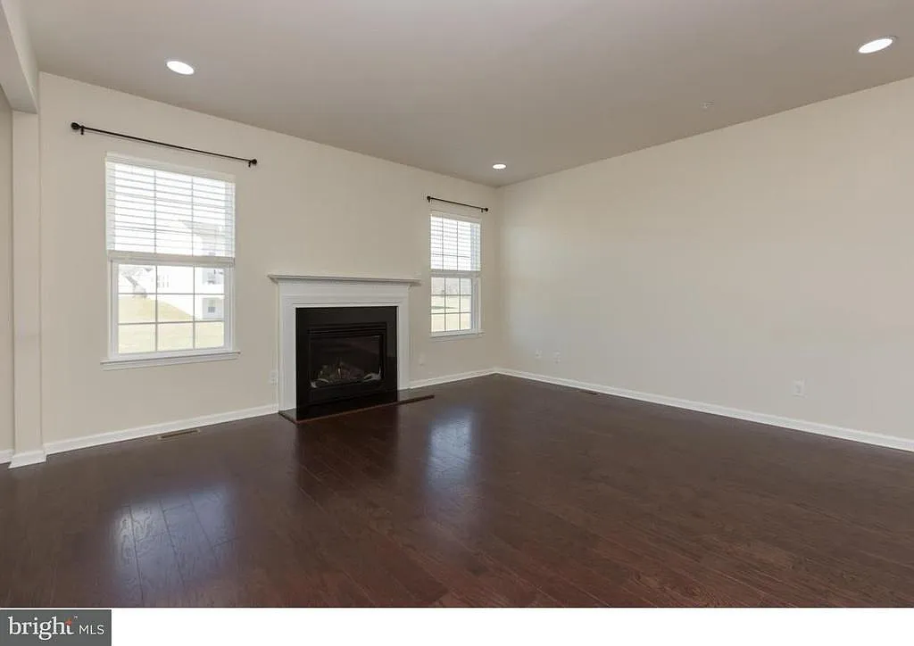 210 Sills Ln — Photo 3