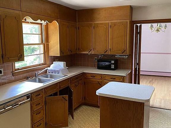 4th image of 1400 Hillcrest Dr
