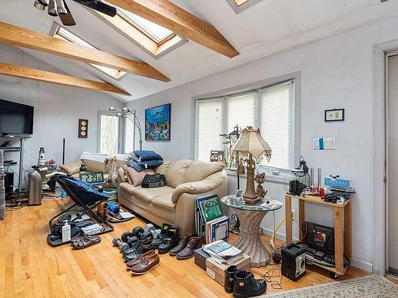 5th image of 14 Hampton Dr