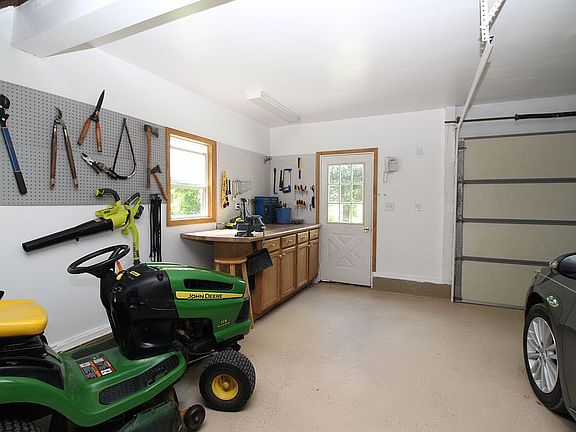 Work Bench Area/Garage