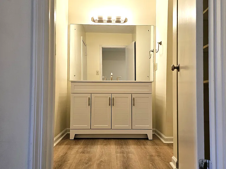 419 Oaktree Sq — Photo 9