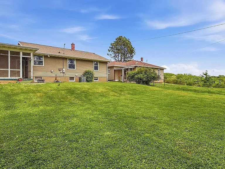 1040 Clara Ct — Photo 9