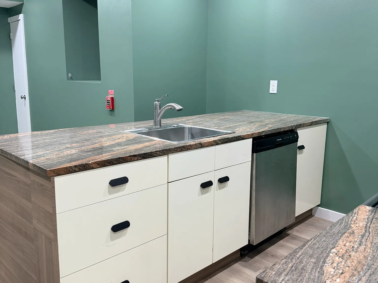 2 bed, 800 sqft, $1,299 — Photo 4