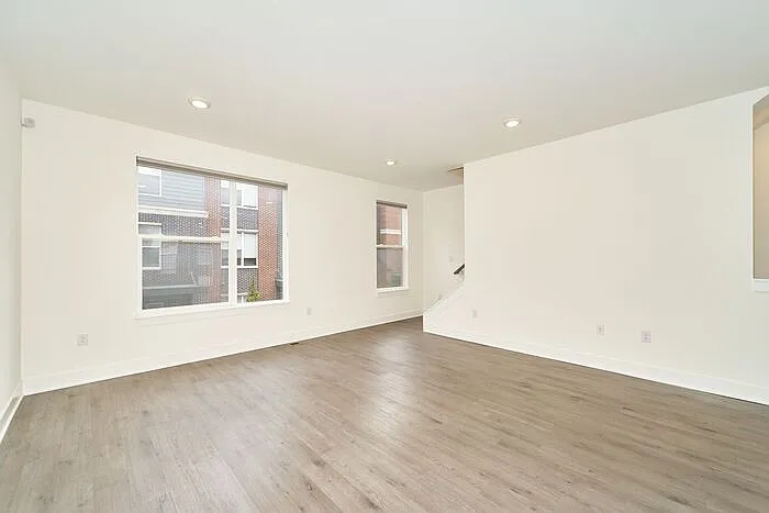 727 Perth Ln — Photo 5