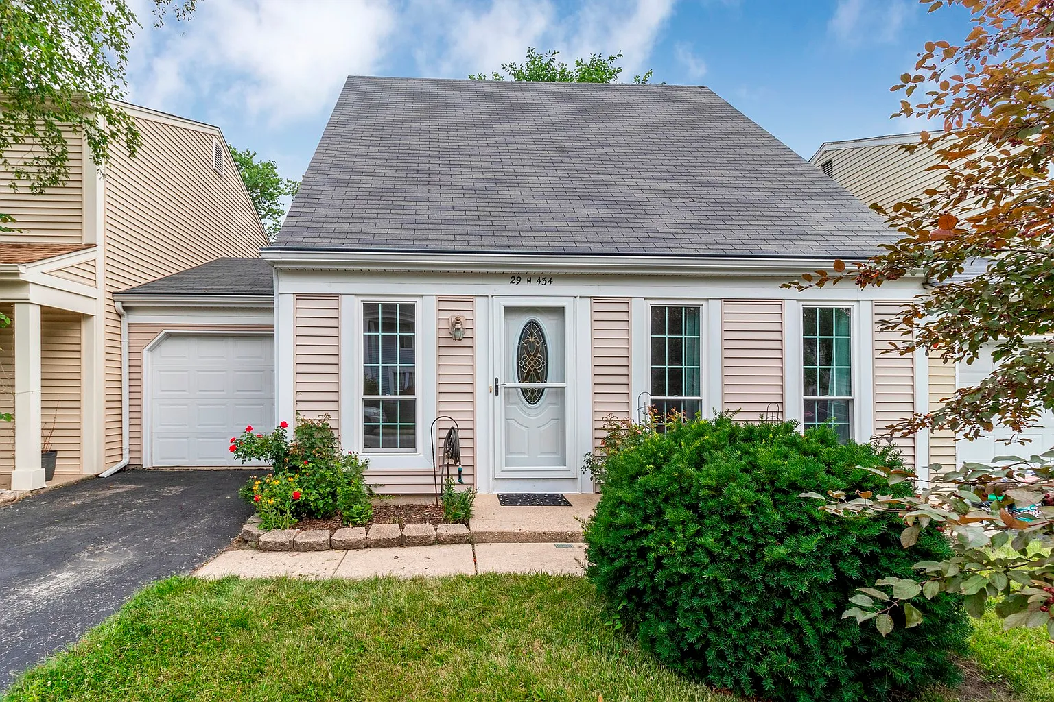 29W434 Tanglewood Ln photo 1