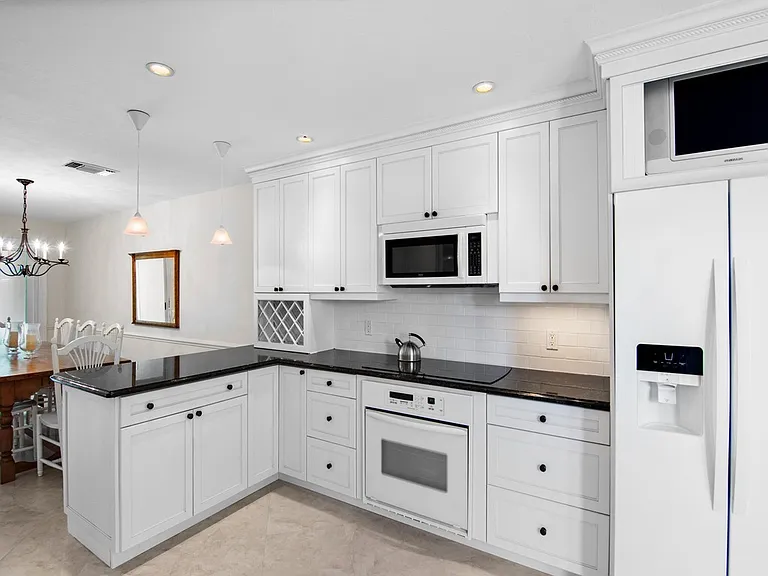 560 N Monterey Dr — Photo 12