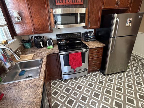 4th image of 823 S 24th St