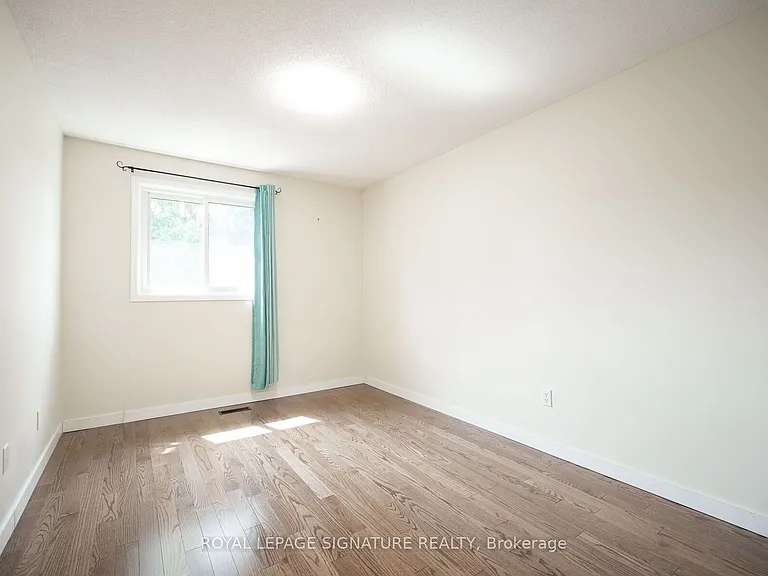 447 Ontario St N — Photo 31