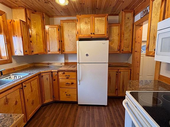 2nd image of 5098 Bamfield Rd