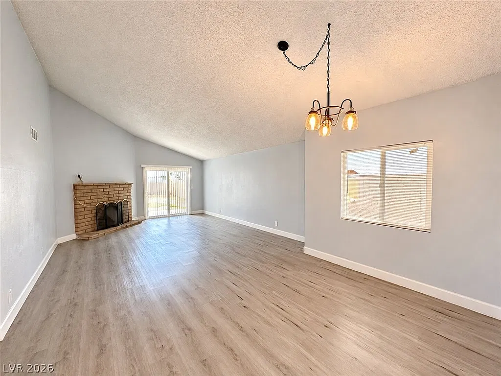 3 bed, 2.0 bath, 1576 sqft, $1,950 — Photo 3