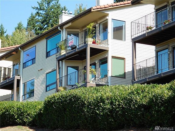 2nd image of 920 E Bay Dr NE APT 3C301