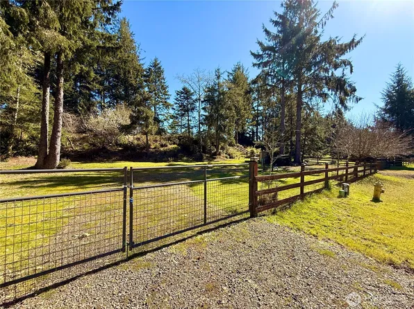 1004 Discovery Avenue SE, Ocean Shores, WA 98569
